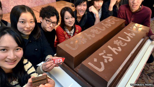 Học sinh Nhật Bản ăn Katsudon và Chocolate KitKat