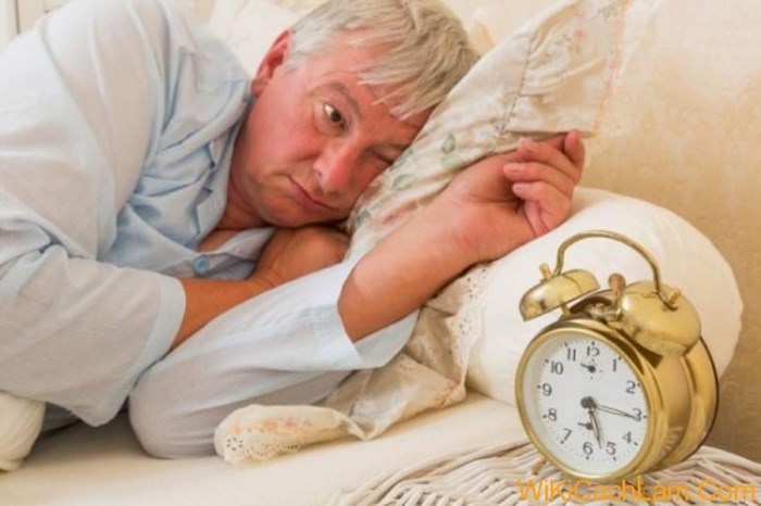 Bệnh mất ngủ ở người già nên điều trị như thế nào?