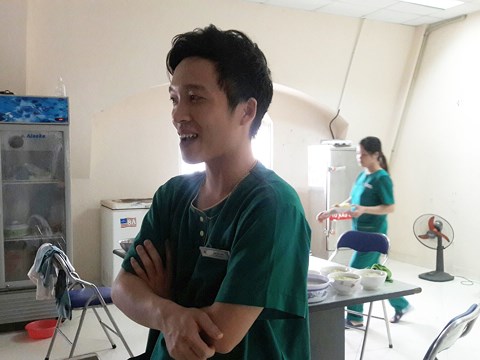 Anh Nguyễn Hải Linh (26 tuổi) - Trưởng nhóm điều dưỡng tại trung tâm dưỡng lão Diên Hồng