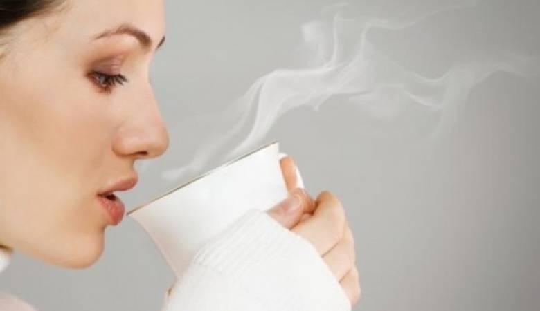Uống một cốc nước ấm để giảm tình trạng đau dạ dày