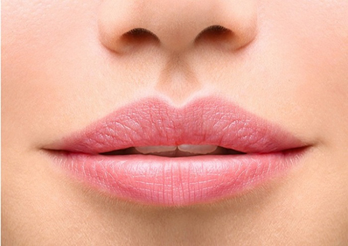 Một bác sĩ có đôi môi môi bình thường