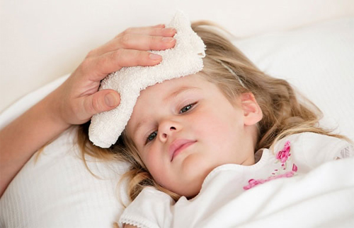 Cả sốt xuất huyết và sốt phát ban đều khiến trẻ sốt cao và mệt mỏi