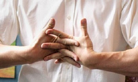 Có nên bẻ khớp ngón tay hay không?