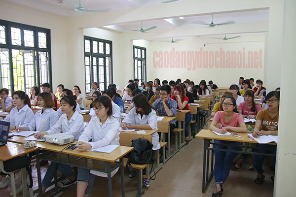 Tuyển thẳng và miễn giảm học phí 100% đối với thí sinh khối A - B trên 18 điểm. 