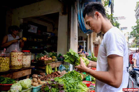 Ý chí của chàng thủ khoa bốc vác kiếm tiền nộp học phí