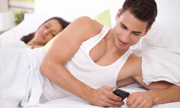 Vì sao đàn ông ngành Y ngoại tình nhưng không bỏ vợ?