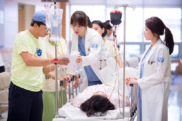 Mẹ mất - Bốn chị em quyết tâm thi vào Đại học Y khoa 