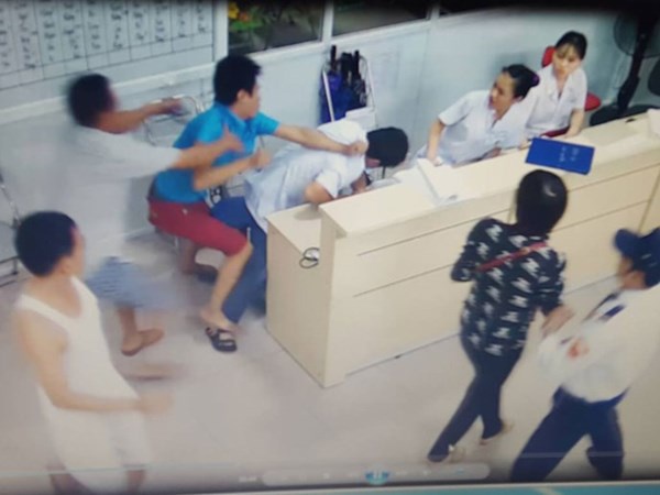 Truyền thông chạy theo tiêu cực - nhân viên y tế là nạn nhân