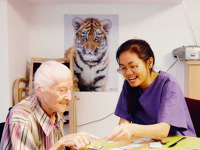Điều Dưỡng chăm sóc người già ở nhà lương 7 triệu vẫn khó tìm người