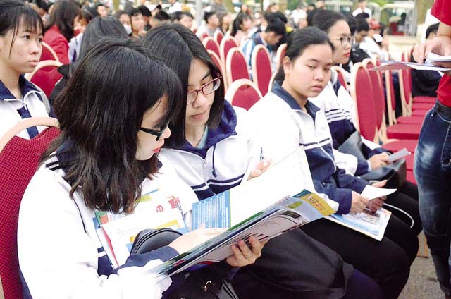 Thời điểm “nước rút”, học sinh quay như chong chóng để thi cử