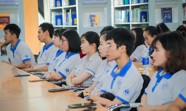 Trường ĐH cấm sinh viên cạo trọc đầu đi học