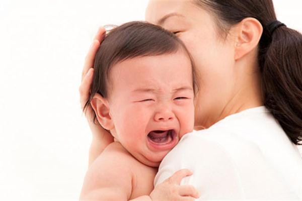Mẹo giúp trẻ bớt quấy khóc khi mọc răng