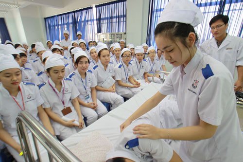 Đào tạo ngành Y cần gắn liền sinh viên với người bệnh