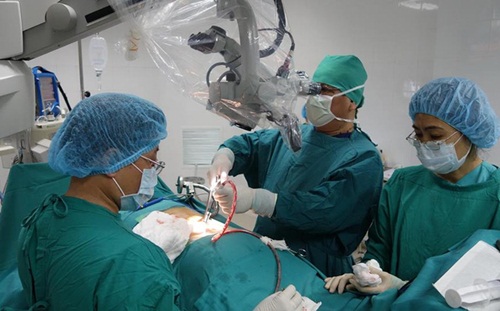 Bác sĩ phải lựa chọn chăm sóc người bệnh thay vì người thân? 