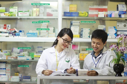 Nghề Y nguy hiểm thì nên chọn ngành Dược việc nhàn lương cao không?