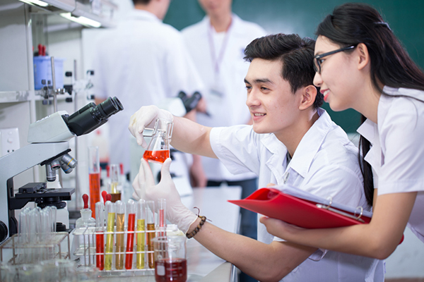 Nghề Dược nhiều thách thức, lắm vinh quang