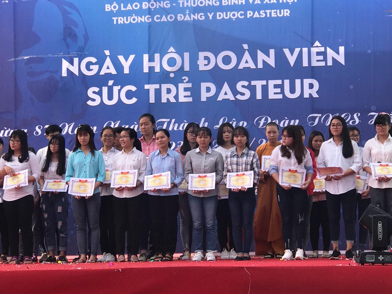 Trao học bổng cho sinh viên có thành tích cao trong học tập