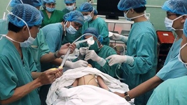 Bé gái 7 tuổi hiến giác mạc tặng lại ánh sáng cho bạn nhỏ gây xúc động