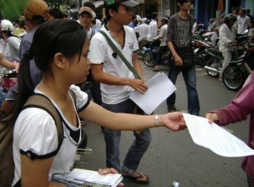 Sinh viên “lăn xả” đi làm thêm để đổi lấy mức lương “bèo bọt” – Liệu có đáng?