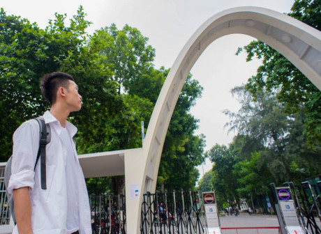 Ý chí của chàng thủ khoa bốc vác kiếm tiền nộp học phí