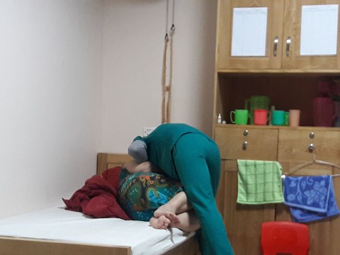 Chị Yến - điều dưỡng viên đang hỏi thăm sức khỏe một cụ bà