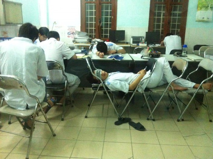 Chùm ảnh sinh viên Y với những giấc ngủ không giống ai