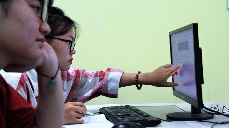 Thí sinh thay đổi nguyện vọng xét tuyển đại học tại Trường THPT Lê Quý Đôn - Hà Đông, Hà Nội, ngày 15/7. Ảnh: Lê Văn.