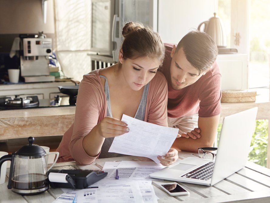 Vợ chồng ngành Y có nên sòng phẳng chuyện tiền bạc chi tiêu gia đình?