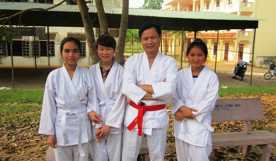 Ngoài công việc giảng dạy, thầy Khoa tham gia dạy võ để kiếm thêm thu nhập. (Ảnh. NVCC) Ngoài công việc giảng dạy, thầy Khoa tham gia dạy võ để kiếm thêm thu nhập. (Ảnh. NVCC)