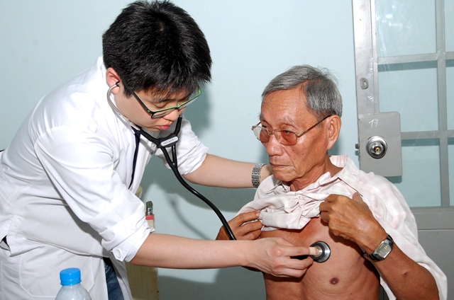 Bác sĩ khám bệnh cho người dân