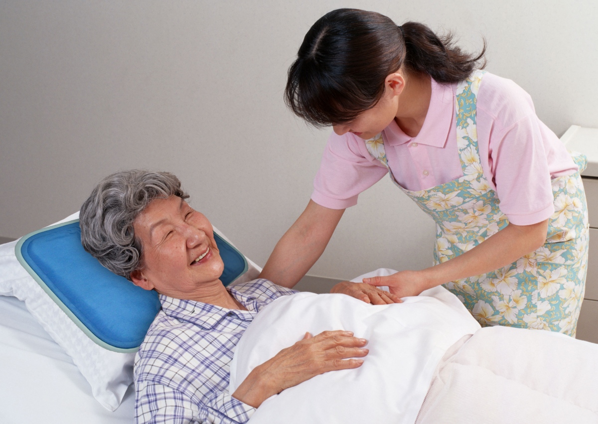 Điều dưỡng viên chăm sóc người nhà tại nhà