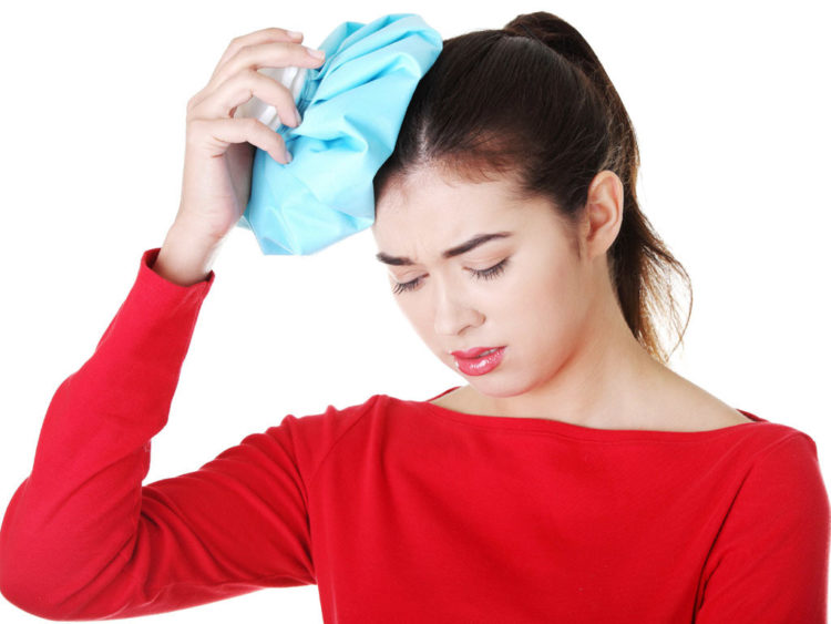 Sử dụng đá viên để chườm túi đá