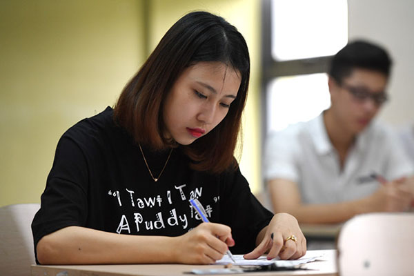 Bộ GD&ĐT bỏ điểm sàn, thí sinh lo lắng không biết bao nhiêu điểm mới đỗ Đại học