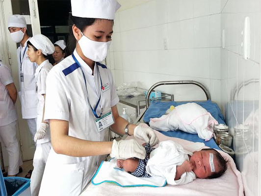 Sinh viên Cao đẳng Điều dưỡng làm việc tại khoa sản