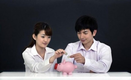 "Thuận vợ thuận chồng tát biển Đông cũng cạn"