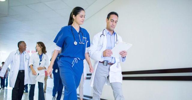 Các bác sĩ và sinh viên cảm thấy bị xúc phạm vì được khen thưởng