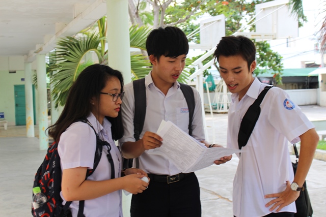 Giáo viên và học sinh chỉ biết chờ đợi