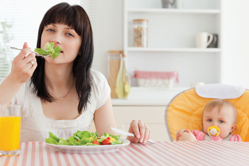 Mẹ nên ăn đầy đủ và đa dạng các loại thực phẩm 