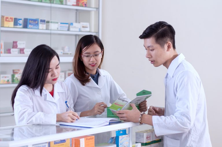 Cẩn thận khi bán và sử dụng thuốc