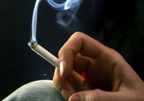 Hút thuốc là một trong những yếu tố nguy cơ gây tinh trùng yếu ở nam giới Hút thuốc là một trong những yếu tố nguy cơ gây tinh trùng yếu ở nam giới