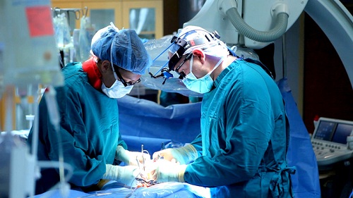 Giọt nước mắt chảy ngược và sự đau đớn tột cùng của người bác sĩ làm cha