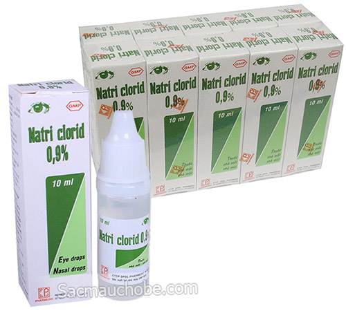 Nước muối sinh lý được rất nhiều mẹ áp dụng để vệ sinh mũi họng cho con