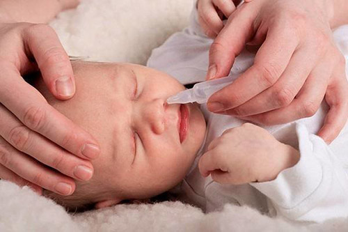 Nước muối sinh lý được rất nhiều mẹ áp dụng để vệ sinh mũi họng cho con