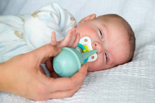 Khi tiến hành rửa mũi cho trẻ các mẹ phải thật nhẹ nhàng tránh làm tổn thương mũi của trẻ