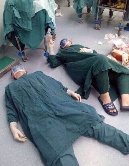 Sự khó khăn, khắc nghiệt của nghề y đang “cầu cứu” xã hội
