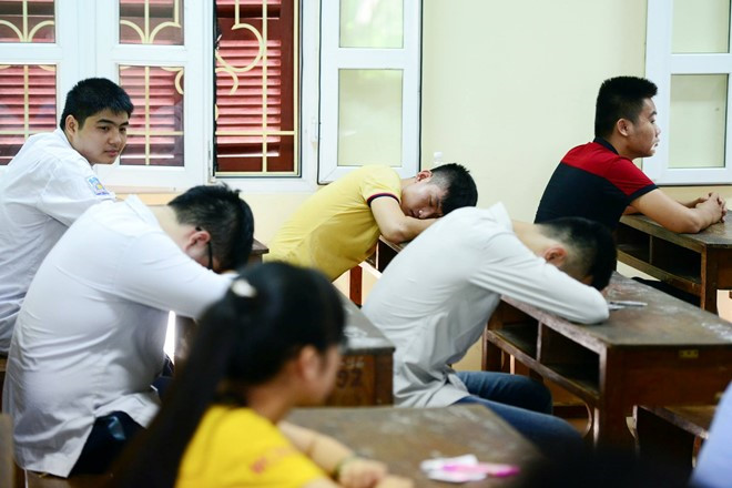 Nhiều sinh viên lên giảng đường chỉ để điểm danh và... ngủ