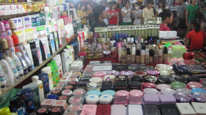 Mua mỹ phẩm “dởm” nguy hại đến chính sức khỏe