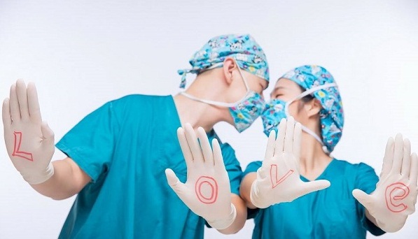 Tình yêu của người cùng ngành Y giản dị mà hạnh phúc
